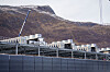 Datasenter under bygging i Kvandal, med fjell og en kran i bakgrunnen.
