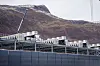 Datasenter under bygging i Kvandal, med fjell og en kran i bakgrunnen.