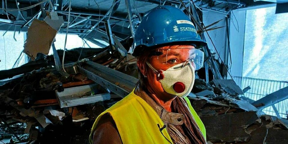 STERKT:  Pressen fikk bli med fornyingsminister Rigmor Aasrud inn til byggene til regjeringen tirsdag. Det var første gang siden terror-bomben 22. juli. Aasrud synes det er sterkt å se de store ødeleggelsene etter bomben.