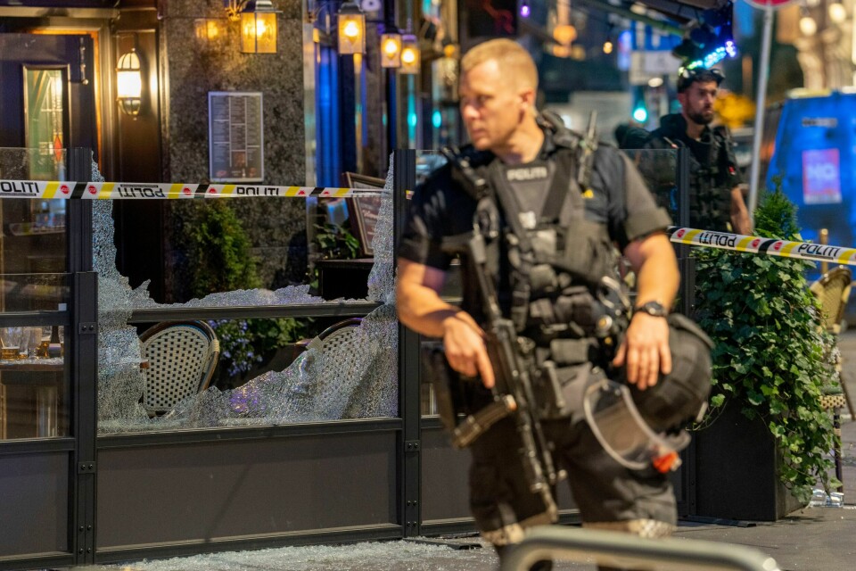 SKYTING: Det ble skutt flere skudd på utsiden av London pub. Det skjedde i sentrum av Oslo natt til lørdag. Politiet etterforsker hendelsen som terror.Foto: Javad Parsa / NTB Skotskader på utestaden Per på hjørnet, der to menneske blei drepne. Foto: Javad Parsa / NTB