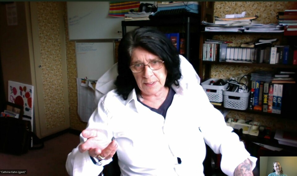 KJEMPER: Marianne Evensen håper dommen mot henne blir slettet. Men hun vet ikke om hun rekker å oppleve å bli frikjent. Bildet er av Marianne Evensen. Hun sitter på et hjemmekontor. Det er en skjermdump fra en videointervju.