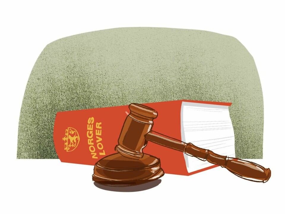 UENIGHET: Både «Jon» og mannen fra Hellas hevder de fikk lov av saksbehandler å reise til utlandet. I retten ble det ord mot ord. Bildet er en illustrasjon over en samling av Norges lover og en dommerklubbe.