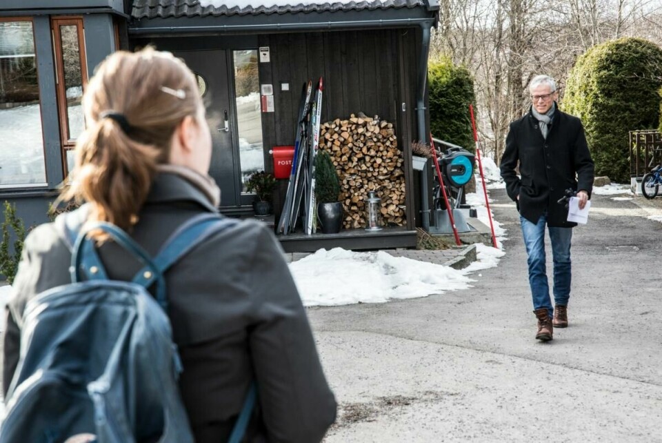SVARER: Hans Christian Holte er direktør for Nav. Han får vite om Klar Tales undersøkelse om forståelse blant de dømte i Nav-skandalen. Holte sier de allerede jobber med blant annet språket i Nav. Bildet er av Nav-sjef Hans Christian Holte som kommer gående på en gangsti ved et hus. I forgrunnen står Cathrine Kahrs som er journalist i Klar Tale.