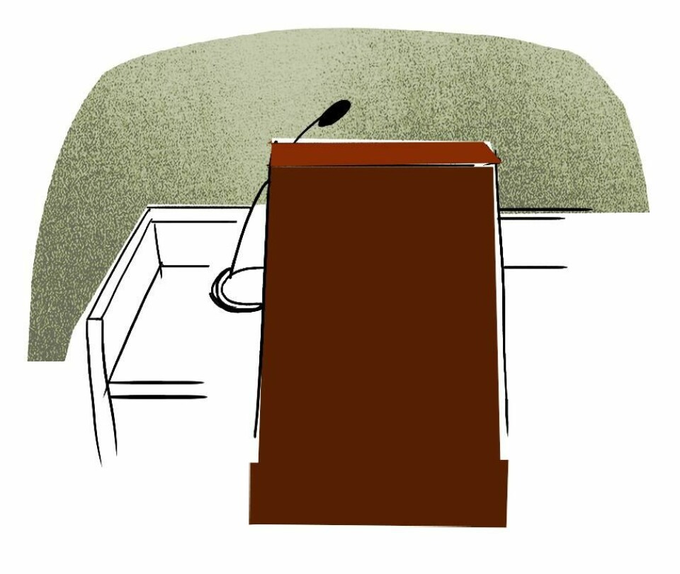 FORKLARINGER: De dømte forteller blant annet om vansker med å forstå skriftlig informasjon fra Nav. Det viser dommene Klar Tale har undersøkt. Bildet er av en stol bak en pult. Det er en tiltalebenk.