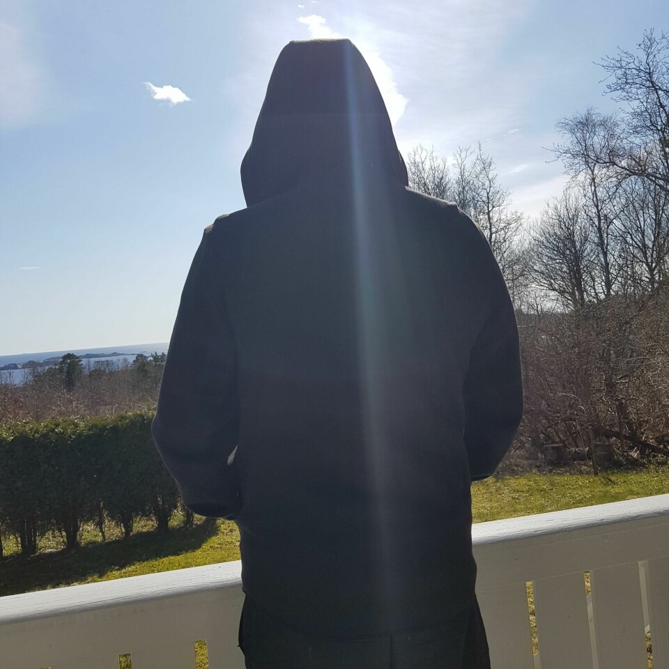 DØMT: Jon» er dømt for bedrageri. Han er en del av Nav-skandalen. Bildet viser en person som står med ryggen til.