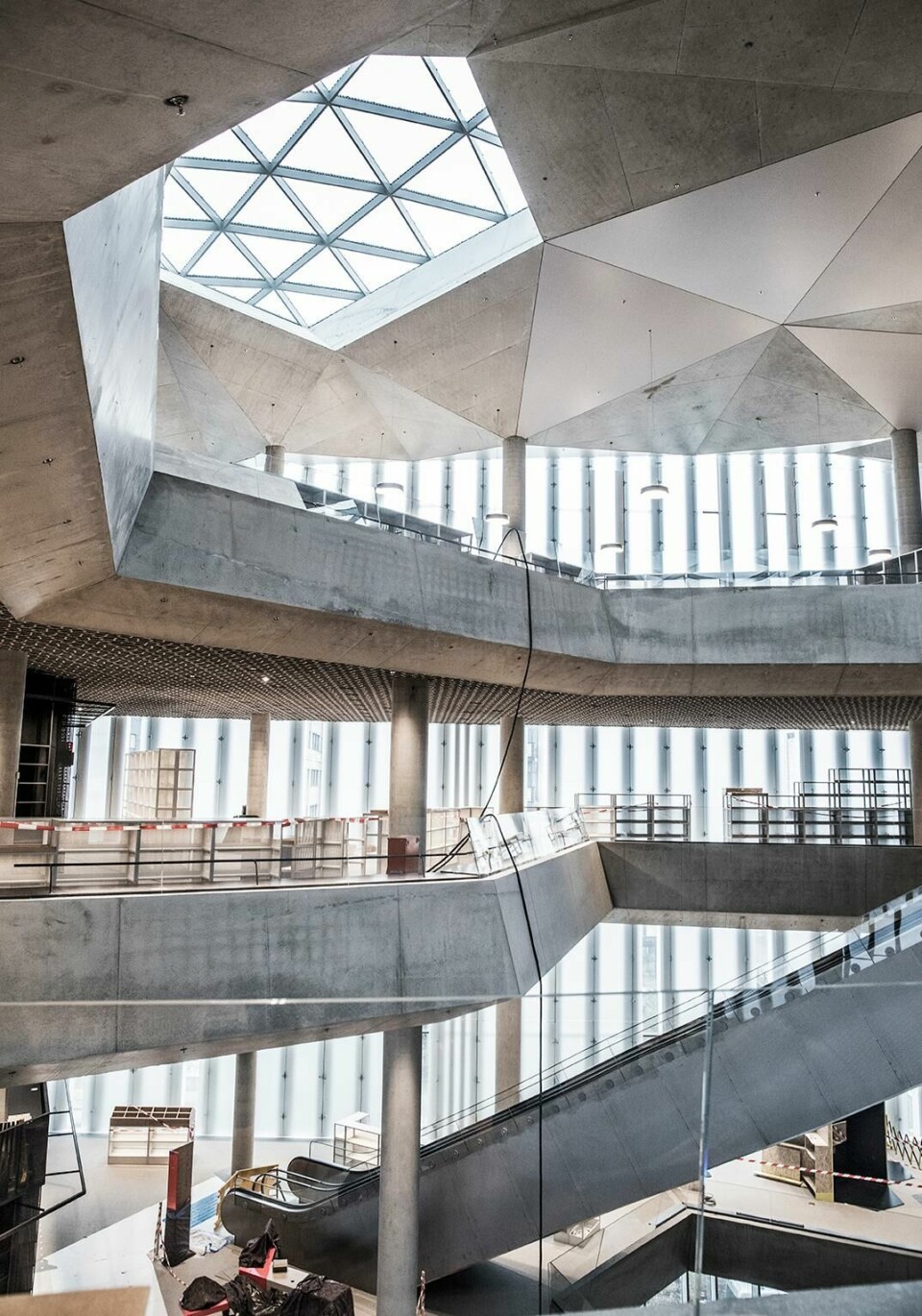 ÅPNER: Deichman bibliotek i Oslo åpner 28. mars. Da blir det fest i to dager. Bildet viser interiøret i nye Deichman bibliotek i Oslo. Det åpner 28. mars. Da blir det fest i to dager.