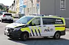 Bildet viser en politibil der en kvinne ble funnet skadd tirsdag. Hun døde senere. En mann er siktet i saken.Foto: Richard Halland / NTB