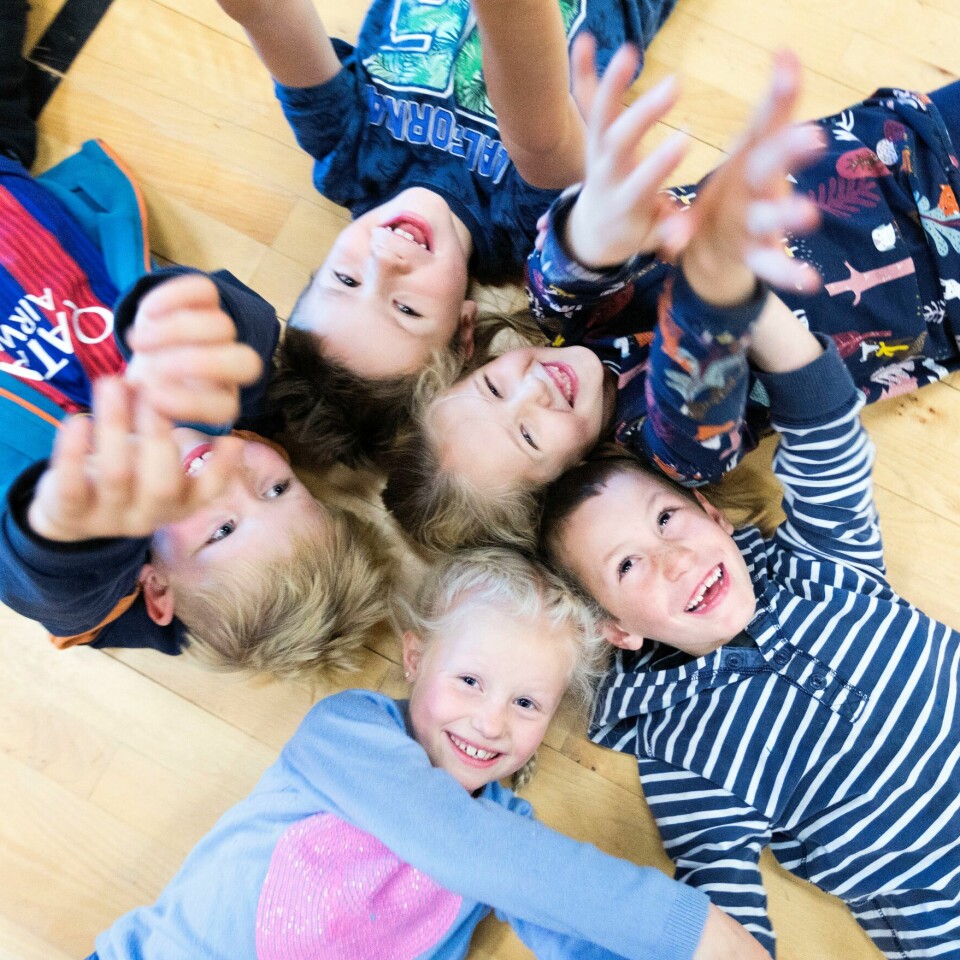 BARNETRYGD: Barnetrygden øker med 2700 kroner for barn fra 6-15 år. Bildet viser barn som smiler og ler.