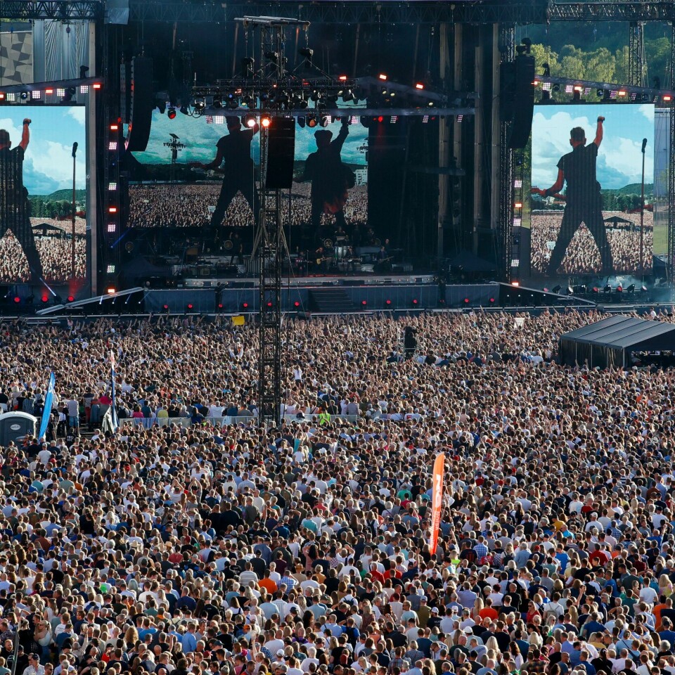 MANGE: 50.000 så Bruce Springsteen i Oslo søndag. Bildet er fra konserten han hadde fredag. Bildet viser Bruce Springsteen og The E Street Band som spiller konsert på Voldsløkka i Oslo fredag kveld. Foto: Frederik Ringnes / NTB