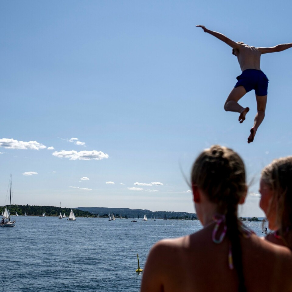 SOL: Sør-Norge får sol og varme i helgen. Bildet viser folk som koser seg i sommervarme. Foto: Javad Parsa / NTB