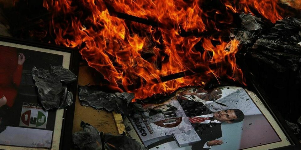 VINNER:  Lærere er sinte på president Enrique Peña Nieto i Mexico. De er ikke enige i en ny plan for utdanning. Her brennes dokumenter sammen med bilder av presidenten i protest.