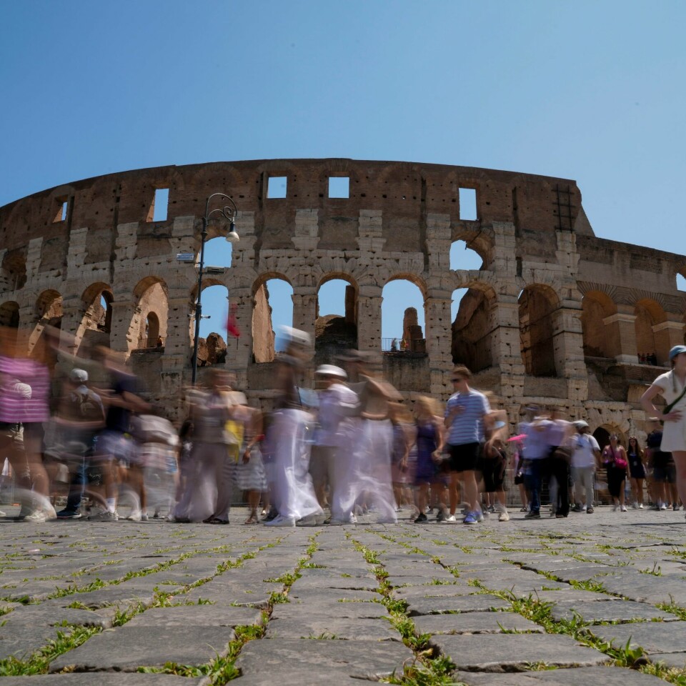 VAKKERT: Colosseum er et av verdens mest kjente bygninger. Men en turist fra Storbritannia visste ikke hvor verdifult det var. Bildet viser Colosseum i Roma. Foto: Andrew Medichini / AP / NTB