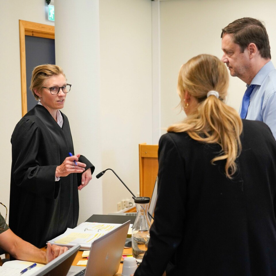 RETTSSAK: Raymond Thorsen fra Spesialenheten, aktor Marit Oliver Storeng og tiltaltes forsvarere, John Christian Elden og Heidi Reisvang. Bildet er fra en pause i Buskerud tingrett på Kongsberg. Raymond Thorsen frå Spesialeininga, aktor Marit Oliver Storeng og forsvararane til den tiltalte, John Christian Elden og Heidi Reisvang i ein pause i Buskerud tingrett på Kongsberg, i saka mot ein politimann som er tiltalt for valdsutøving under teneste.Foto: Terje Bendiksby / NTB / NPK