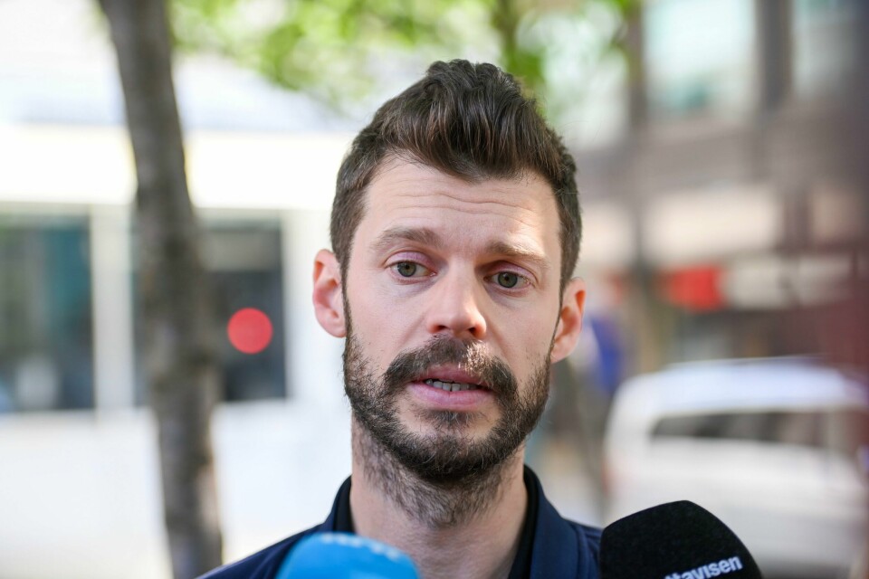TYVERI: Bjørnar Moxnes under pressekonferansen der han snakket om tyveri av solbriller på Oslo lufthavn. Moxnes møtte pressa laurdag for å fortelje om brilletjuveriet og handteringa i etterkant. Foto: Astrid Pedersen / NTB / NPK