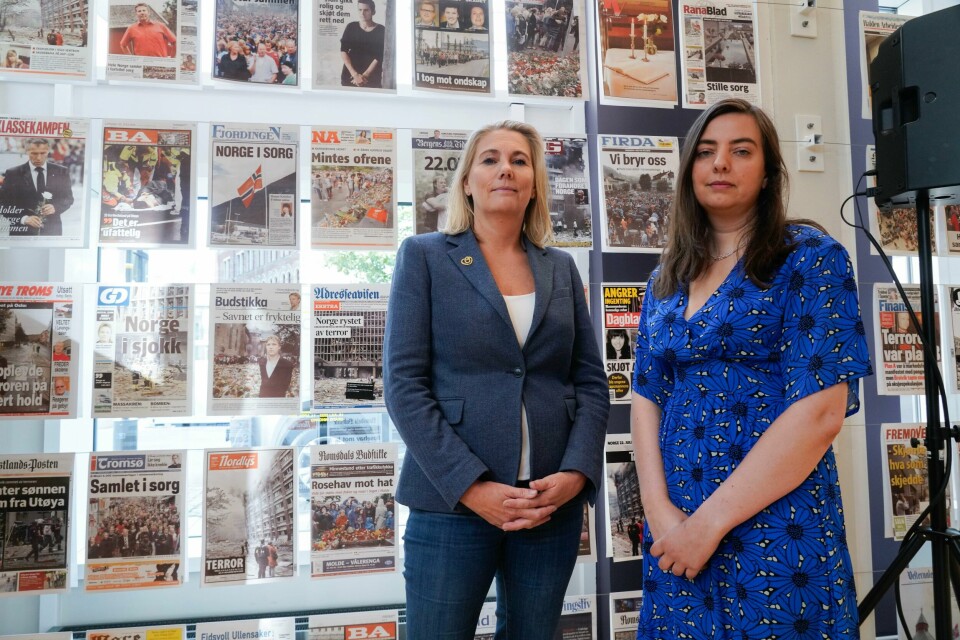 UTSTILLING: 22. juli-senterets direktør, Lena Fahre, til venstre, og utstillingsansvarlig Christina Marwold på utstillingen «Media 22- 26. juli 2011» på 22. juli-senteret. Utstillingen skal stå fra 19. juli 2023 til 14. april 2024. 22. juli-senterets direktør, Lena Fahre (t.v.) og utstillingsansvarlig Christina Marwold på utstillingen «Media 22- 26. juli 2011» på 22. juli-senteret. Utstillingen skal stå fra 19. juli 2023 til 14. april 2024. Foto: Terje Bendiksby / NTB