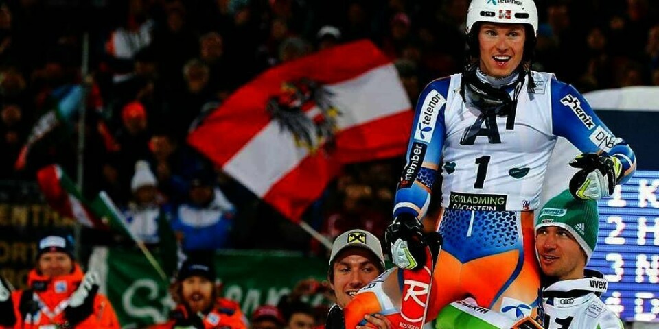VANT:Tirsdag vant Henrik Kristoffersen slalåmrennet i Schladming. Kristoffersen, som her blir løftet opp, ble også historisk.
