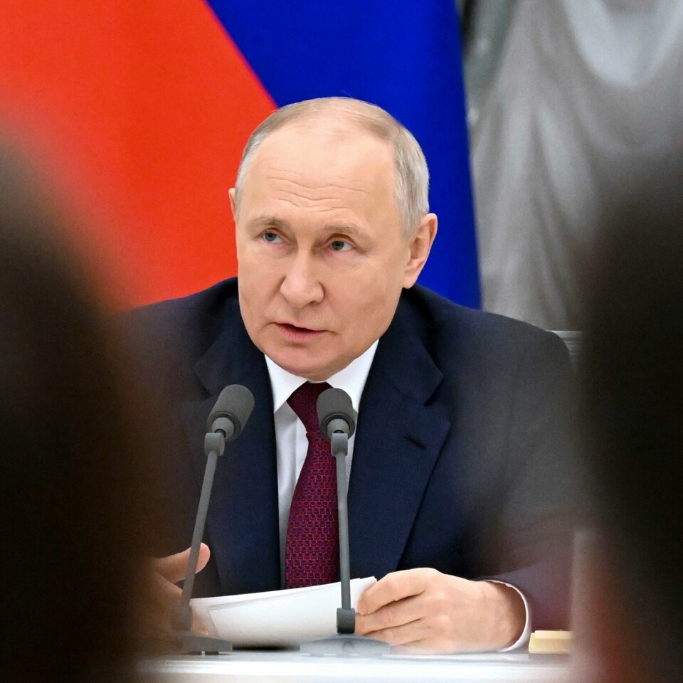 RUSSLAND: Russlands president Vladimir Putin. Russere som protesterer mot krigføringen i Ukraina, straffes hardt av myndighetene. Det kommer fram av en ny rapport fra Amnesty International. Nærmere 50.000 russiske soldater kan til nå være drept i krigen, ifølge flere analyser. Denne russiske soldaten ble drept i utkanten av Kyiv i amrs i fjor. Russlands president Vladimir Putin sier han ikke er i tvil om at landet vil gå seirende ut av krigen mot Ukraina. Foto: Pavel Bednjakov / Sputnik / Kreml Pool Photo via AP / NTB