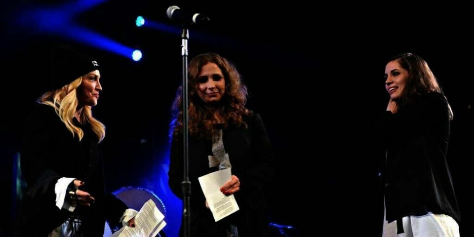 PROTEST: Bandet Pussy Riot med Maria Aljokhina som står i midten, og Nadezjda Tolokonnikova til høyre. De opptrådte på en konsert for Amnesty Internasjonal. Der fikk de støtte fra popstjernen Madonna som står til venstre.