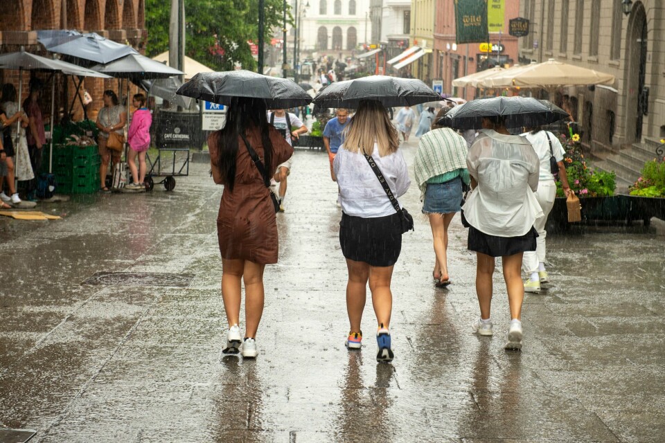 REGN: Vi nærmer oss høsten. Bildet viser folk med paraply på Kar Johan. Illustrasjonsfoto: Annika Byrde / NTB / NPK