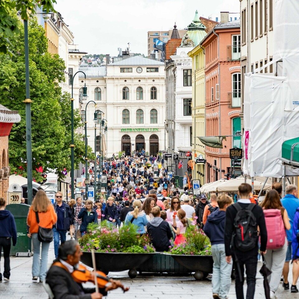 VÆR: Nordmenn kan vente seg en del regn og skiftende vær til helga. Det blir skiftende regn i det meste av landet i helga. Her en regnskur i sola på Karl Johan i Oslo denne uka. Foto: Tor Erik Schrøder / NTB