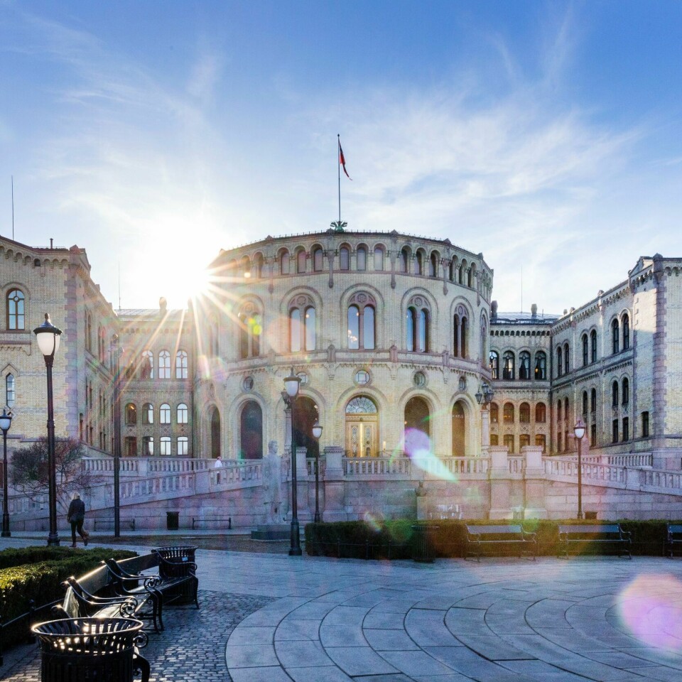 POLITIKK: Stortinget er Norges nasjonalforsamling. Foran ligger Eidsvolls plass. Stortingets presidentskap og administrasjon får sterk kritikk for håndteringen av etterlønn og pendlerboliger.Foto: Gorm Kallestad / NTB