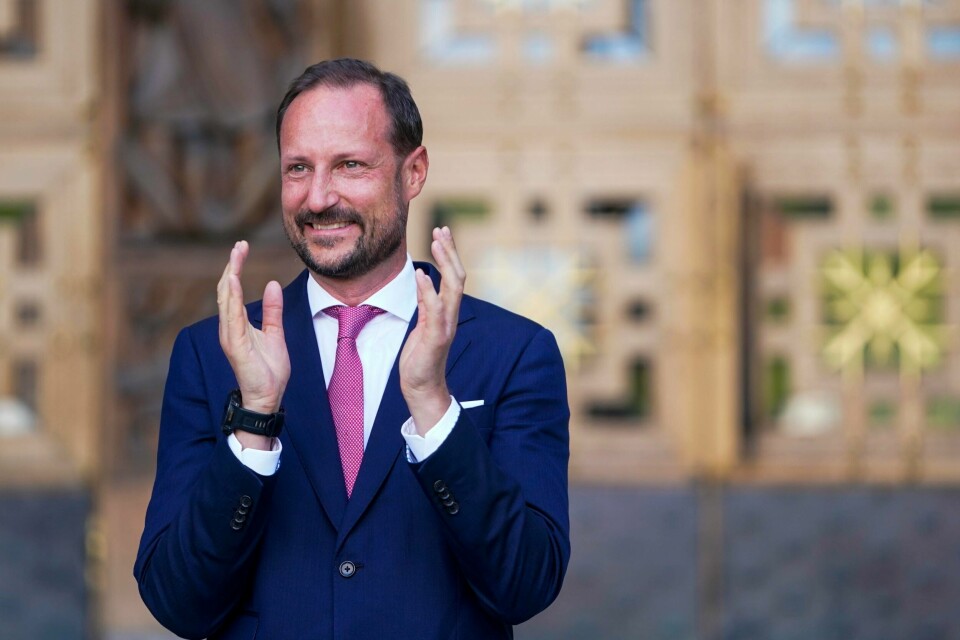 OSLO: Kronprins Haakon er til stede når Oslo kommune heiser regnbueflagget utenfor Oslo rådhus. Kronprins Haakon sier det er fint å være med å feire kjærligheten, mangfoldet og friheten, da regnbueflagget var heist til topps i borggården på Oslo rådhus. Foto: Terje Pedersen / NTB