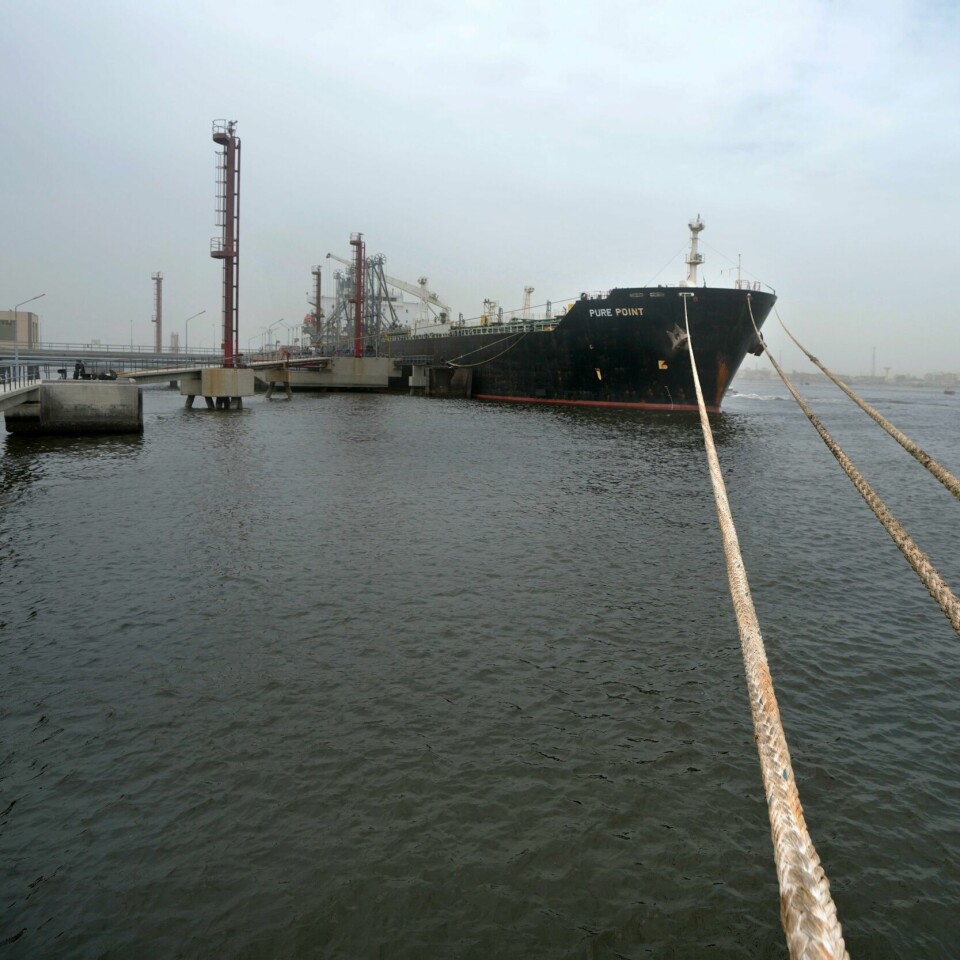 ØKONOMI: Russland har ingen store problemer med å selge olje, gass og kull til andre land utenfor Europa. Russland har ingen vansker med å finne kjøpere til olje og gass, etter at USA og EU innførte sanksjoner. Dette tankskipet losset olje i Karachi i Pakistan i midten av juni. Foto: AP / NTB