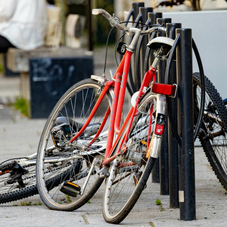 TYVERI: – Gjør det vanskeligere for sykkeltyven med å kombinere låsemetoder, og å parkere på offentlige og opplyste steder med mye trafikk. Det er tipsene til forsikringsselskapet If. – Gjør det vanskeligere for sykkeltyven med å kombinere låsemetoder, og å parkere på offentlige og opplyste steder med mye trafikk. Det er tipsene til forsikringsselskapet If. Foto: Geir Olsen / NTB