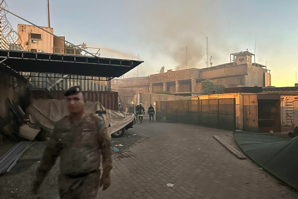 IRAK: Røyk stiger opp fra den svenske ambassaden i Bagdad torsdag. Røyk stiger opp fra den svenske ambassaden i Bagdad torsdag. Foto: Ali Jabar / AP / NTB