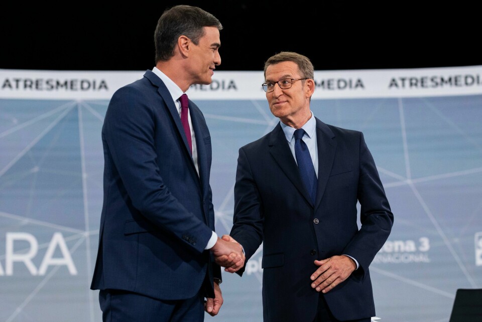 POLITIKK: Spanias statsminister Pedro Sánchez, til venstre, og PP-statsministerkandidat Alberto Nunez håndhilser før en debatt på TV. Spanias statsminister Pedro Sánchez og PP-statsministerkandidat Núñez Feijóo håndhilser før en TV-sendt debatt i Madrid. Valget 23. juli blir ytterst spennende for begge to. Foto: Bernat Armangue / AP / NTB