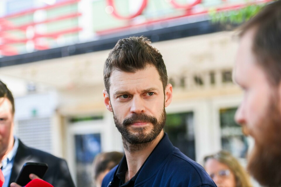 POLITIKK: Bjørnar Moxnes slutter som leder Rødt. Rødt-leder Bjørnar Moxnes kommenterer tyveriet av solbriller på Gardermoen i et møte med pressen utenfor Sentrum Scene i Oslo lørdag. Foto: Astrid Pedersen / NTB