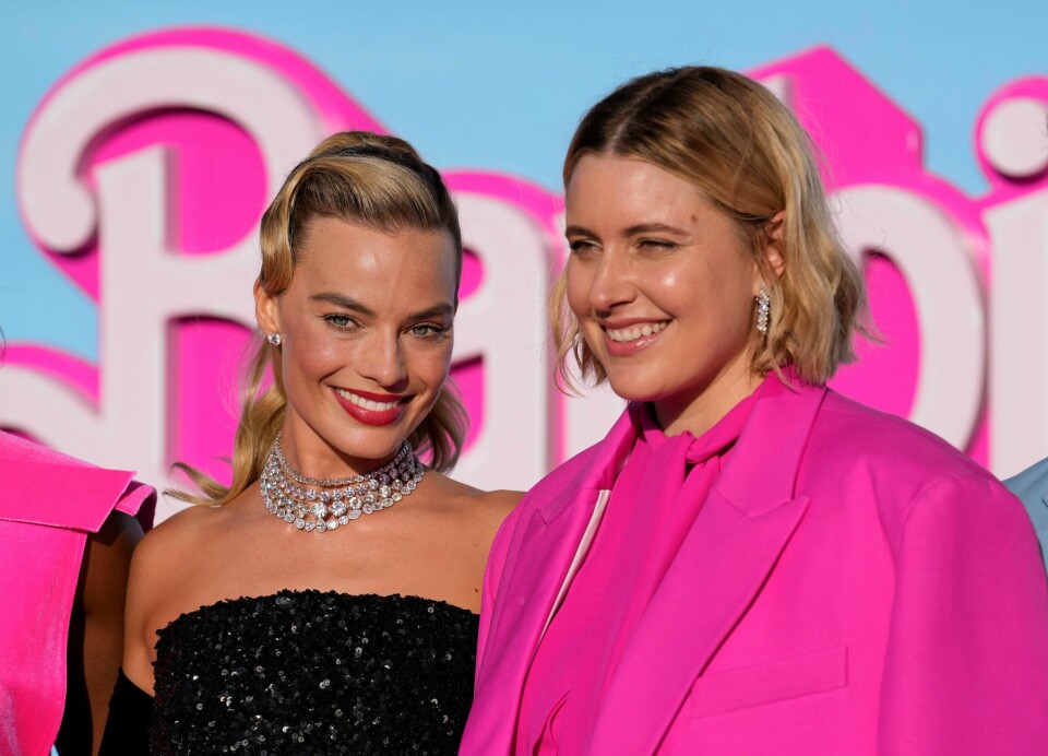 KINO: Greta Gerwig, til høyre, har regissert kinokomedien «Barbie». Margot Robbie spiller hovedrollen. Her er radarparet avfotografert før LA-premieren. Greta Gerwig (t.h.) har regissert kinokomedien «Barbie». Margot Robbie spiller tittelrollen. Her er radarparet avfotografert foran LA-premieren. Foto: AP