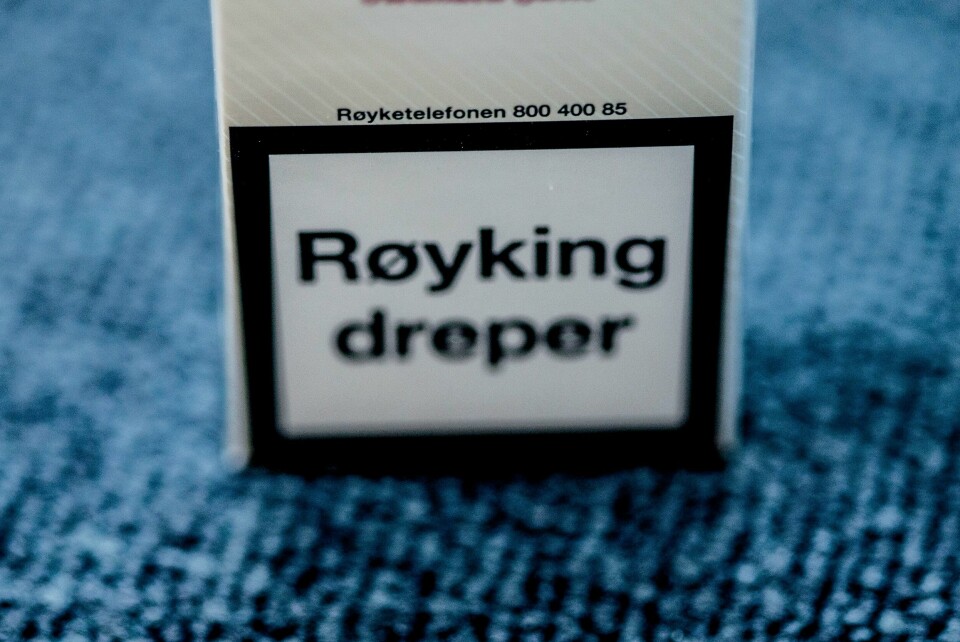 RØYKING DREPER: Advarsler på røykpakkene er blitt vanligere i flere land. Bildet viser en røykpakke med advarselen «Røyking dreper».