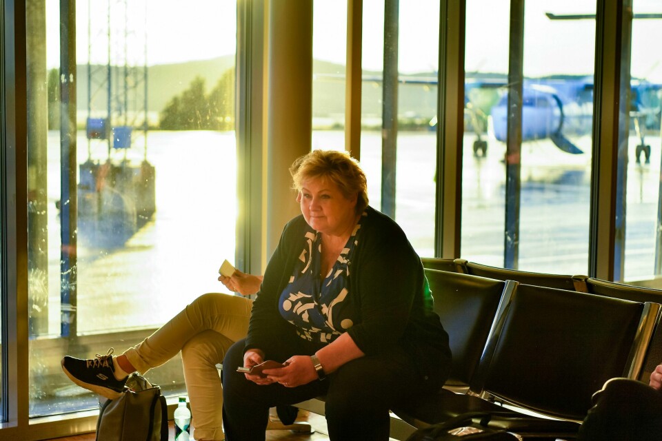 POLITIKK: Høyre-leder Erna Solberg tror ikke de borgerlige tjener på brudd på habilitetsregler og et solbrilletyveri. Høyre-leder Erna Solberg tror ikke de borgerlige tjener på brudd på habilitetsregler og et solbrilletyveri blant politikere på motsatt side av politikken. Det rammer hele politikerstanden, mener hun. Solberg fløy til Mosjøen onsdag kveld for å starte sin valgturné i Nord-Norge. Foto: Rodrigo Freitas / NTB