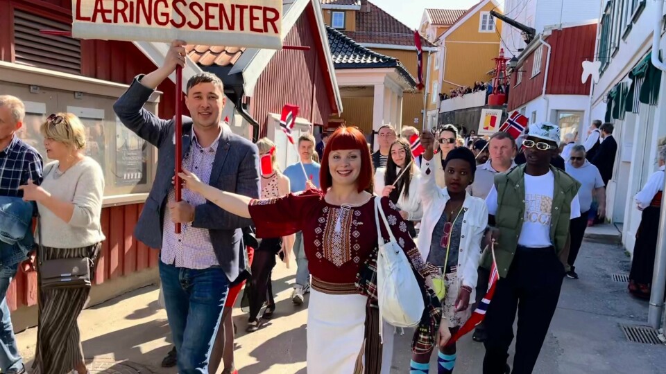HELE LIVET: Svitlana Lian flyktet fra Ukraina. Faren hennes sa at hun må lære hele livet. Nå lærer hun norsk på voksenopplæring. Svitlana er hun med rødt hår på bildet. Svitlana har rødt hår. På bildet går hun i 17-mai tog sammen med lærersenteret sitt. Hun smiler til kamera og har på hvite bukser og rød topp.