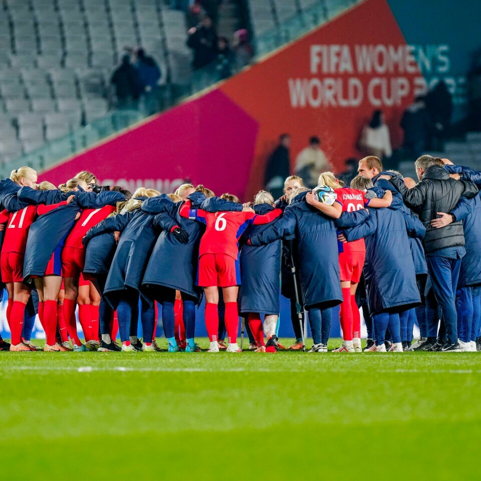 NORGE: Norge kunne juble for å ha kommet seg til sluttspillet etter storseieren mot Filippinene. Norge kunne juble for avansement til utslagsrundene etter storseieren mot Filippinene. Foto: Lise Åserud / NTB