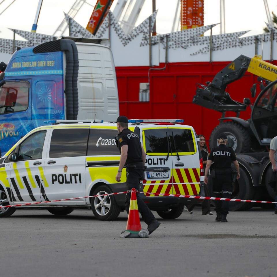 POLITI: Politiet måtte stoppe slåsskampen på Ekebergsletta tirsdag kveld. Bildet viser en politimann og politibil på Ekebergsletta i Oslo.