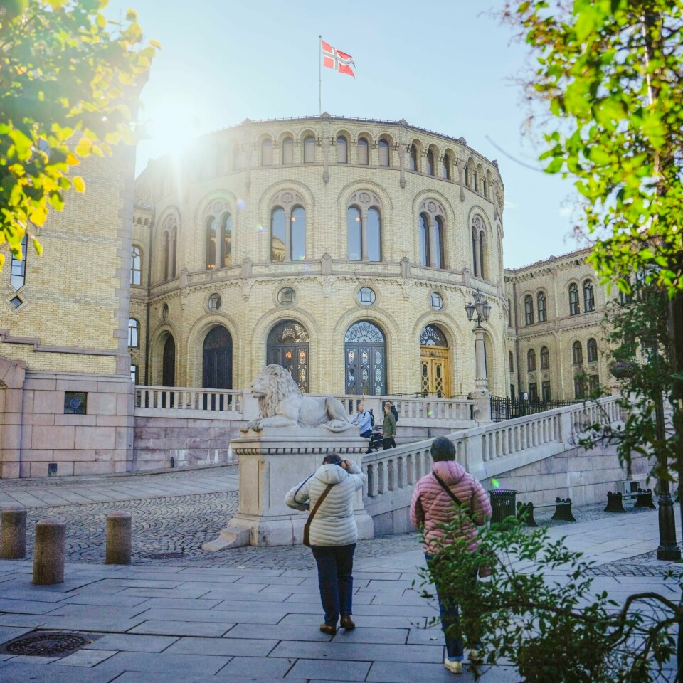 POLITIKK: En fin og solfylt dag utenfor Stortinget. De siste månedene har vært alt annet en solfylt for norske politikere. Bildet viser Stortinget.