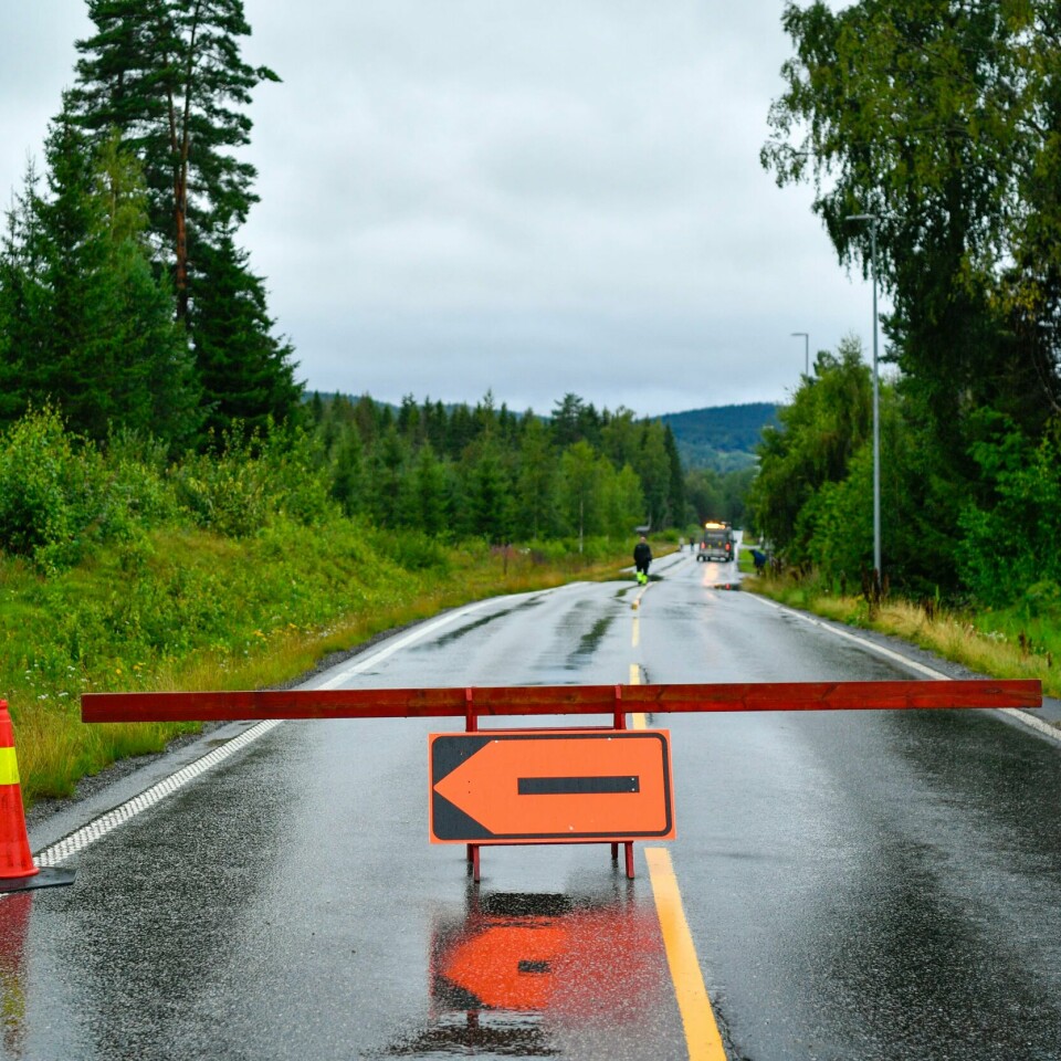 UVÆR: Veien Vestre Hurdalsveg mot Hurdal er en av mange veier som er stengt som følge av ekstremværet «Hans» Veien Vestre Hurdalsveg mot Hurdal er en av mange veier som er stengt som følge av ekstremværet Hans. Foto: Rodrigo Freitas / NTB