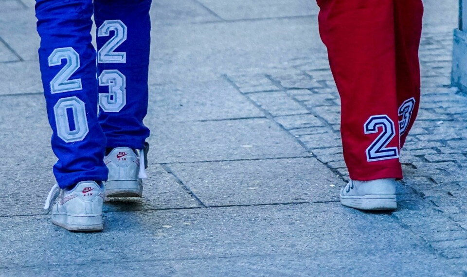 RUSSETID: Flertallet av elevene i Oslo vil flytte russetiden. Bildet viser russebukser i blått og rødt.