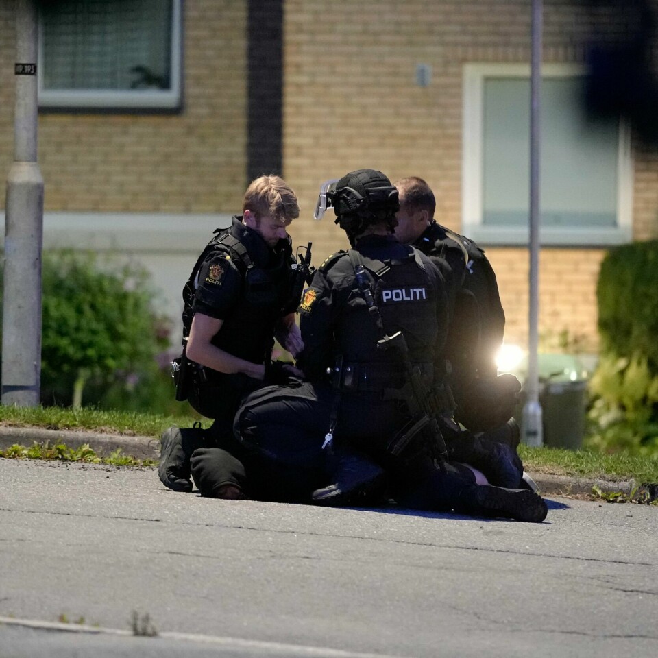 SKUDD: En mann er pågrepet etter skyting på Skøyenåsen T-banestasjon. En mann i 30-årene er pågrepet etter at to unge menn ble skutt i en T-banevogn ved Skøyenåsen i Oslo søndag kveld.Foto: Fredrik Hagen / NTB