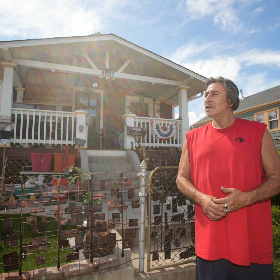 VARMEREKORD: Ben Gallegos står utenfor huset sitt i nabolaget Globeville i Denver i Colorado. Gallegos har gjort flere tiltak hjemme for å overleve sommerens hetebølge til tross for at han ikke har råd til klimaanlegg. Ben Gallegos står utenfor huset sitt i nabolaget Globeville i Denver i Colorado. Gallegos har gjort flere tiltak hjemme for å overleve sommerens hetebølge til tross for at han ikke har råd til klimaanlegg. Foto: David Zalubowski / AP / NTB