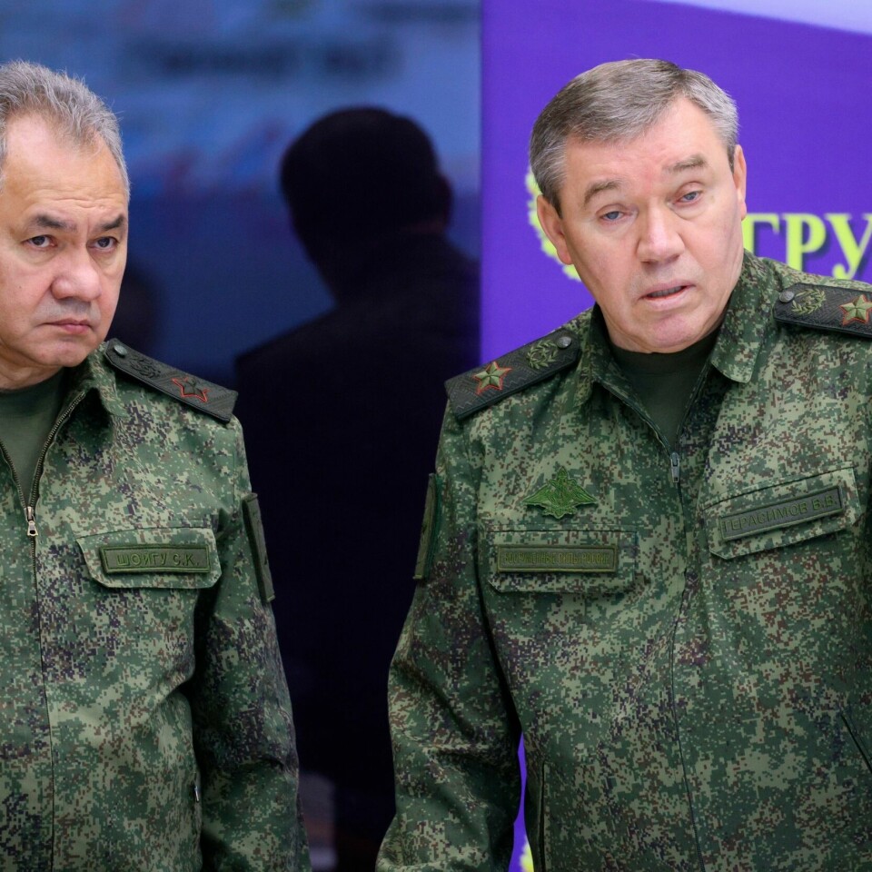 KRIG: Til venstre står Russland sin forsvarsminister. Han heter Sergej Sjojgu. Til høyre står sjefen for forsvarets generaler. Han heter Valery Gerasimov. Russlands forsvarsminister Sergej Sjojgu (venstre) og forsvarssjef Valery Gerasimov (høyre). Gerasimov viste seg søndag offentlig for første gang siden Wagner-opprøret 24. juni. Foto: Gavriil Grigorov / Sputnik / Kreml / AP / NTB