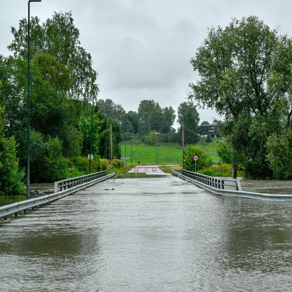 VÆR: Et varmere klima gir oss våtere vær, sier forskerne. Men er «Hans» en følge av klima-endringer? Bildet viser en oversvømt vei i Leirsund.