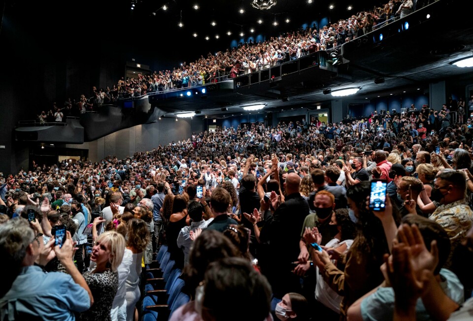 TEATER: Broadway åpnet igjen, etter 18 måneder. Teatrene har vært stengt som følge av korona-viruset. En fullsatt sal på Gershwin-teateret tirsdag kveld under forestillingen «Wicked». Foto: Craig Ruttle / AP / NTB