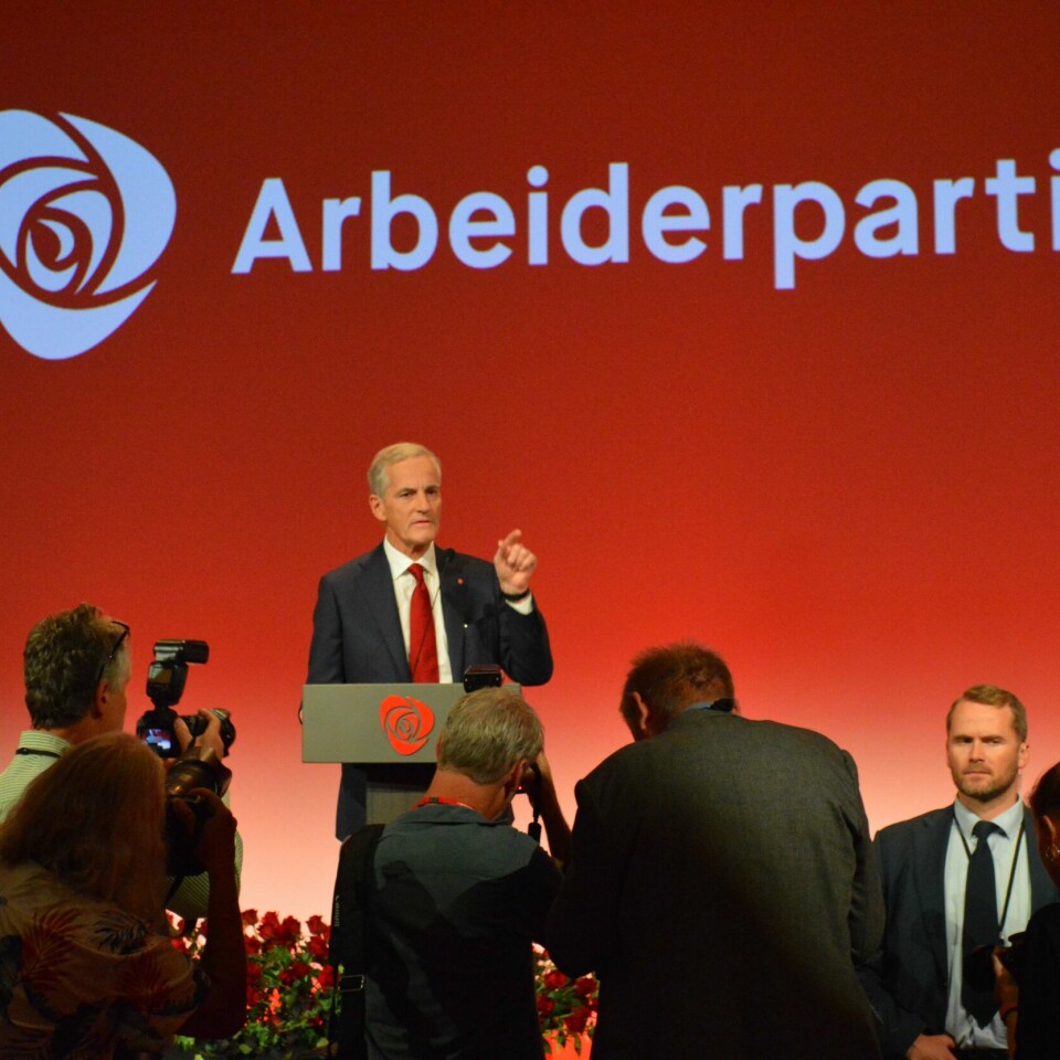 SEIER: Arbeiderpartiet er valget vinner. Jonas Gahr Støre blir Norges nye statsminister. Jonas Gahr Støre står på talerstolen og taler på valgvaken til Arbeiderpartiet.