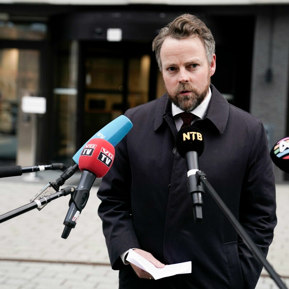 SPØRSMÅL: Arbeidsminister Torbjørn Røe Isaksen svarte på spørsmål om drapet, og kalte sake «svært trist og tragisk». Arbeidsminister Torbjørn Røe Isaksen (H) kommenterte drapet på wn Nav-ansatt i Bergen. Foto: Stian Lysberg Solum / NTB