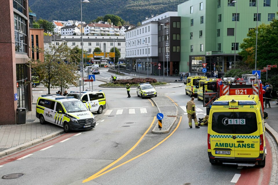 SKADD: To personer skal ha blitt knivstukket ved et Nav-kontor i Bergen. Væpnet politi har rykket ut til et Nav-kontor på Danmarksplass i Bergen.Foto: Marit Hommedal / NTB