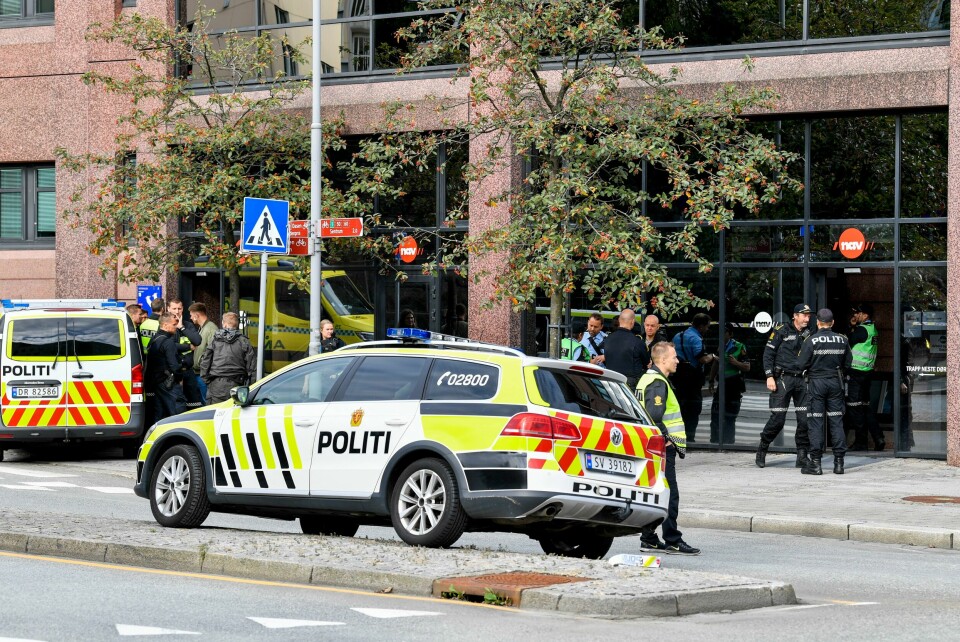 DRAP: En kvinne ble drept på Nav Årstad i Bergen mandag i forrige uke. Mannen som er siktet, er tidligere siktet for å ha truet noen med kniv. Væpnet politi rykket ut til et Nav-kontor på Danmarksplass i Bergen mandag formiddag. To personer ble knivstukket. Foto: Marit Hommedal / NTB