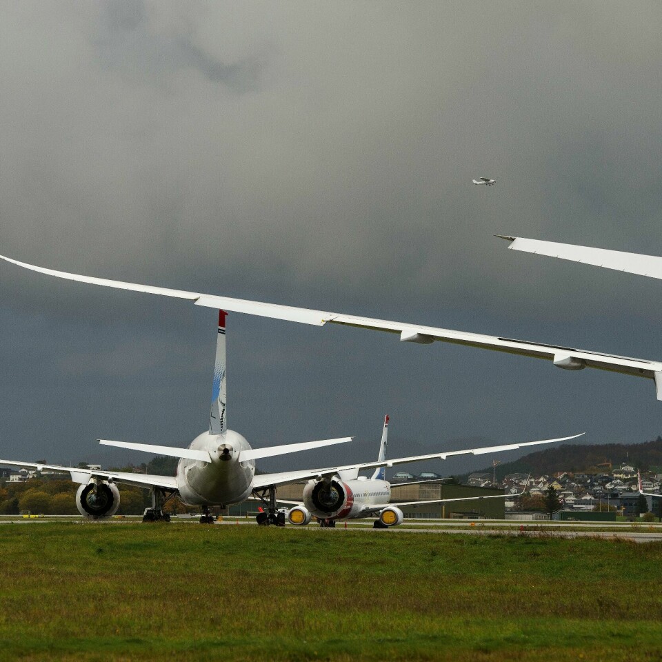 FLY: Snart kan du fly ut og inn av landet uten å måtte i karantene. Norwegian er ilagt et gebyr på 400 millioner kroner for manglende innlevering av klimakvoter for utslipp i 2020. Flyselskapet vil ta spørsmålet til retten. Foto: Carina Johansen / NTB
